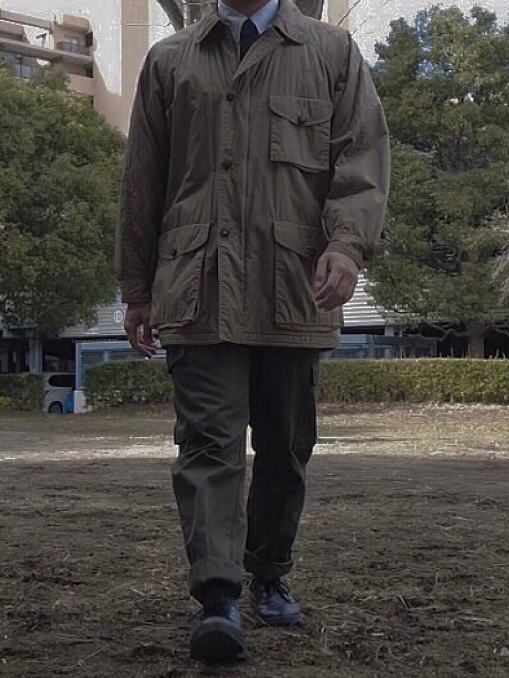 ブルー系のジャケット/アウター、ベージュ系のジャケット/アウター、ホワイト系のシャツ/ブラウスを着用したメンズの冬コーディネートの2枚目の写真