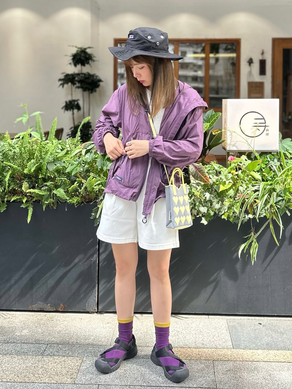 パープル系のジャケット/アウター、グレー系のタンクトップ、ブラック系のサンダルを着用したレディースの夏コーディネートの2枚目の写真