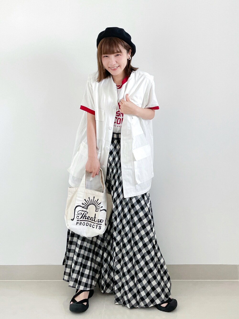 ホワイト系のスカート、ホワイト系のベスト、ホワイト系のTシャツ/カットソーを着用したレディースの夏コーディネートの3枚目の写真