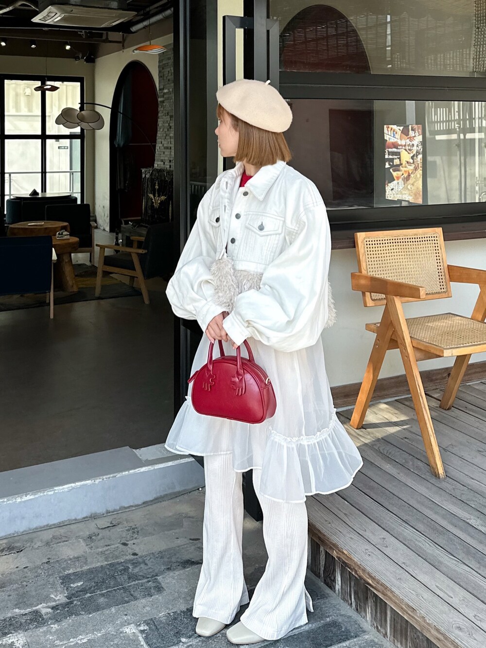 ホワイト系のワンピース、グレー系のその他パンツ、その他のジャケット/アウターを着用したレディースの冬コーディネートの2枚目の写真