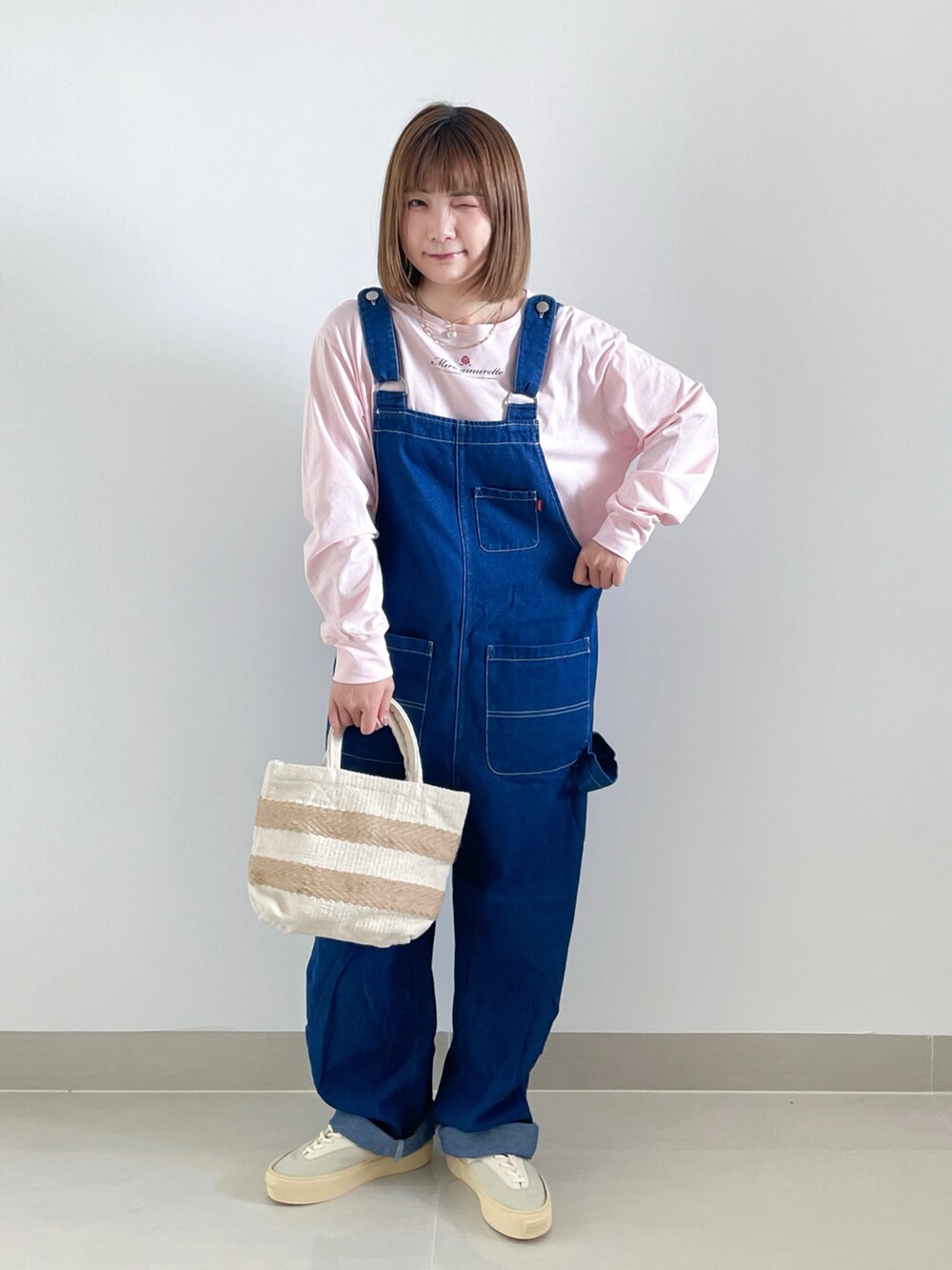 ベージュ系のバッグ、ベージュ系のシューズ、グレー系のテーラードジャケットを着用したレディースの秋コーディネートの3枚目の写真