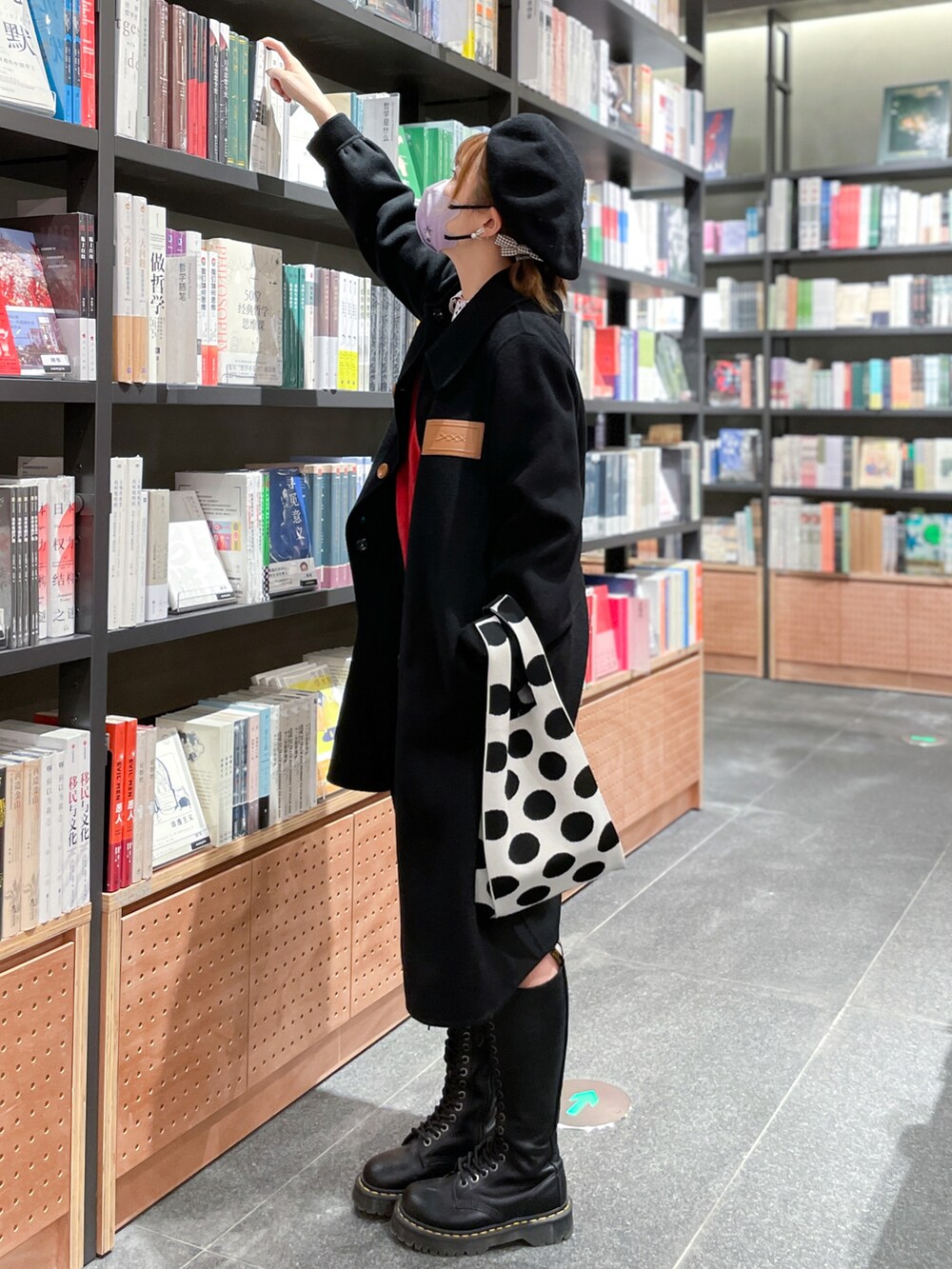 ブラック系のブーツ、ブラック系のその他パンツを着用したレディースの冬コーディネートの3枚目の写真