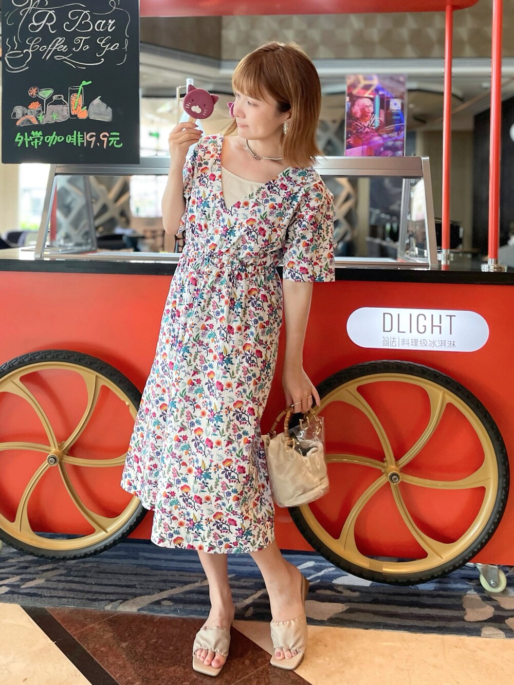 その他のショルダーバッグ、ホワイト系のワンピースを着用したレディースの夏コーディネートの2枚目の写真