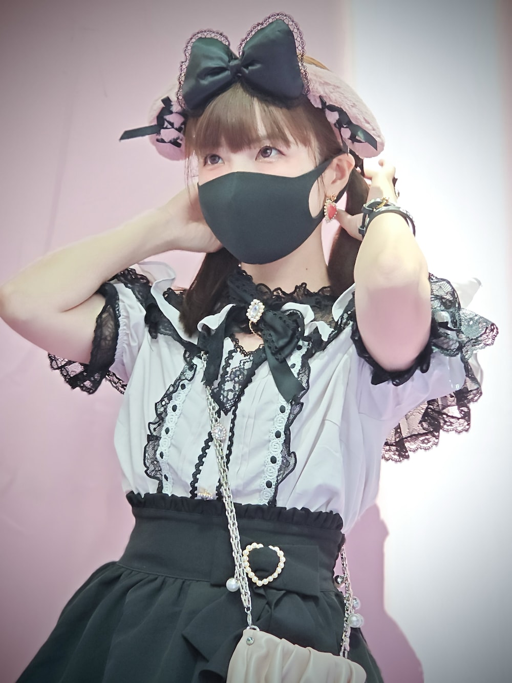 ピンク系のトップス、ブラック系のスカートを着用したレディースの夏コーディネートの4枚目の写真