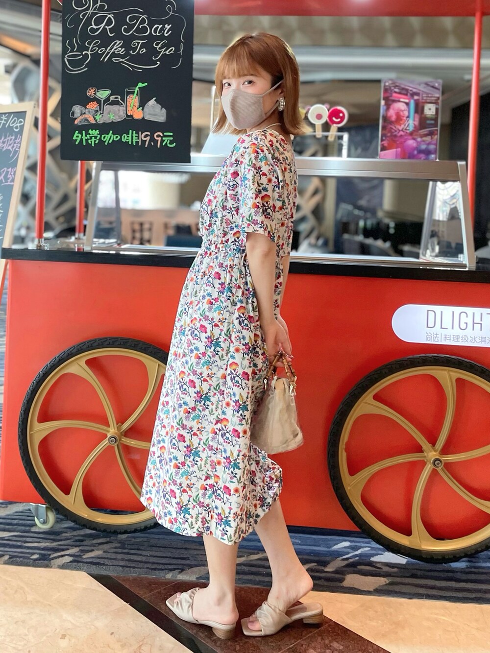 その他のショルダーバッグ、ホワイト系のワンピースを着用したレディースの夏コーディネートの3枚目の写真