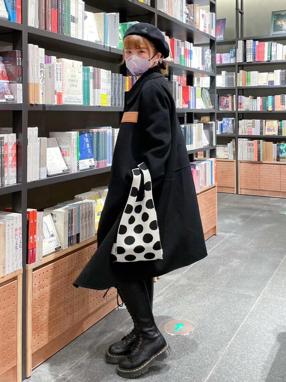 ブラック系のブーツ、ブラック系のその他パンツを着用したレディースの冬コーディネートの2枚目の写真