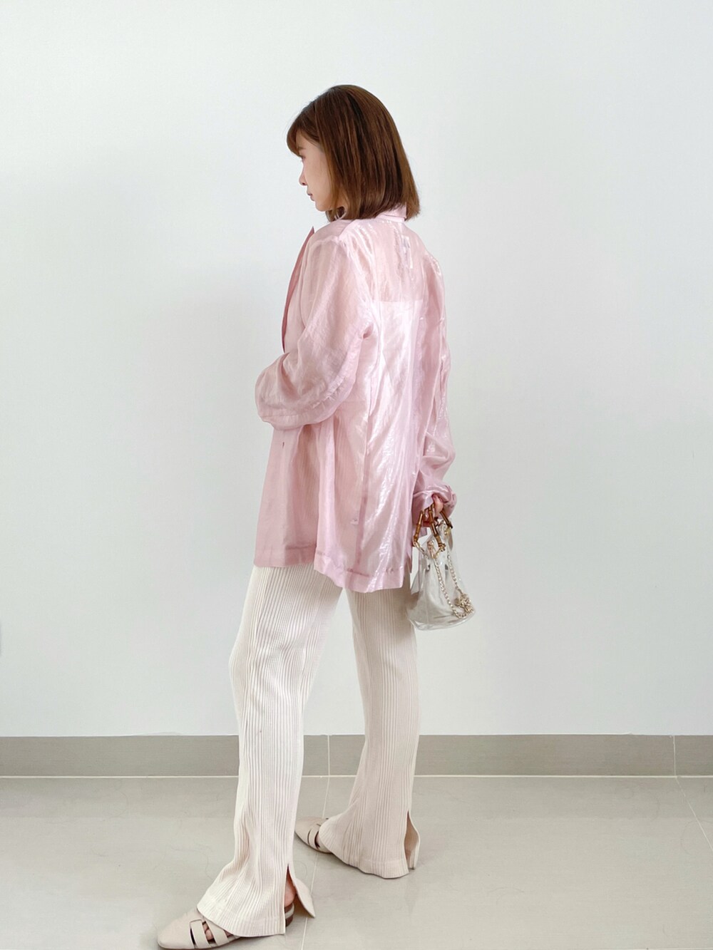 ピンク系のテーラードジャケット、その他のショルダーバッグ、ホワイト系のキャミソールを着用したレディースの夏コーディネートの2枚目の写真