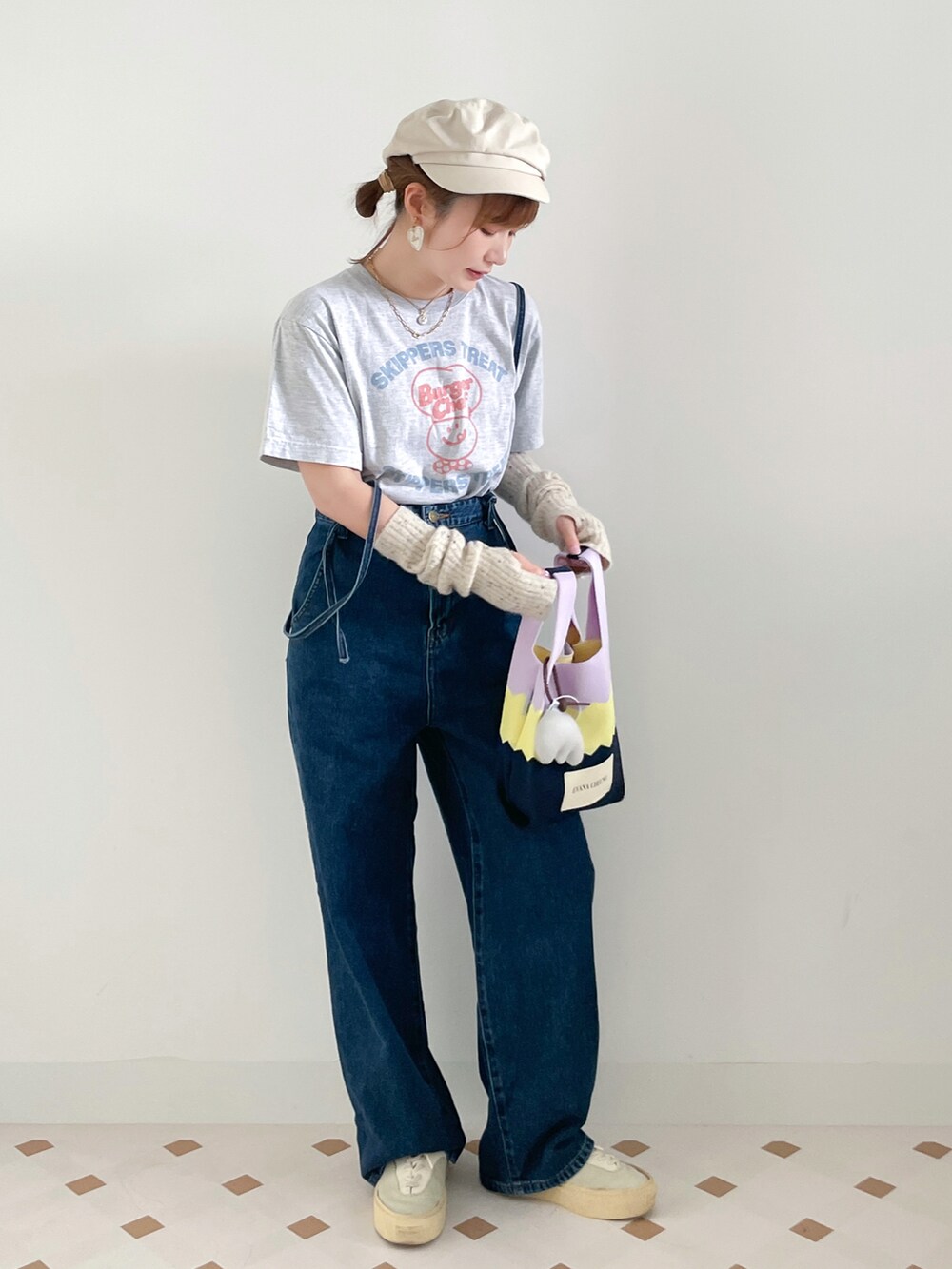 グレー系のTシャツ/カットソー、ブルー系のサロペット/オーバーオール、ベージュ系のキャップを着用したレディースの冬コーディネートの3枚目の写真