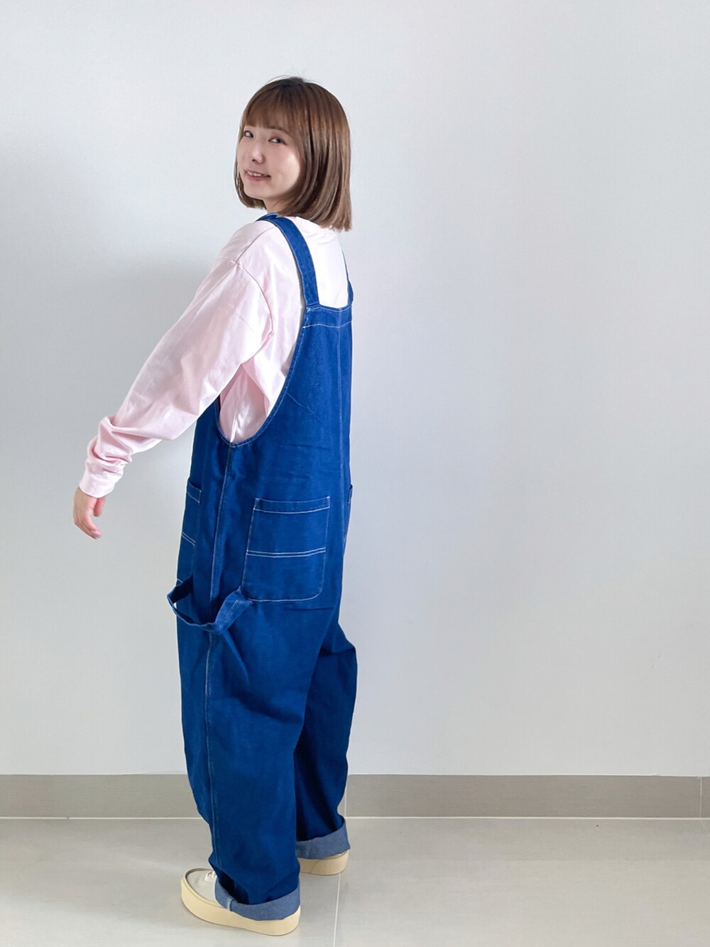 ベージュ系のバッグ、ベージュ系のシューズ、グレー系のテーラードジャケットを着用したレディースの秋コーディネートの2枚目の写真