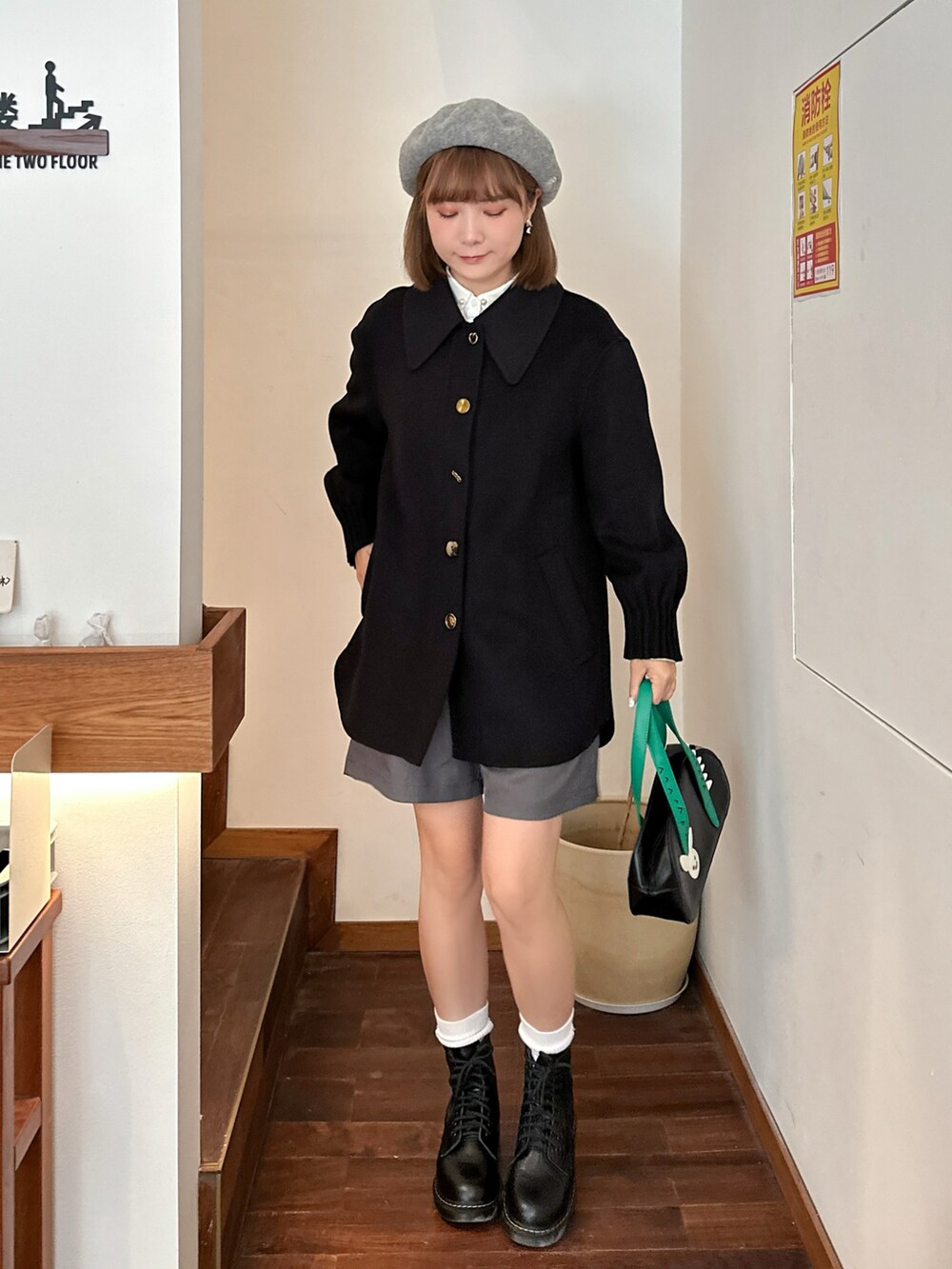 グレー系のその他パンツ、グレー系のハンチング/ベレー帽を着用したレディースの冬コーディネートの2枚目の写真