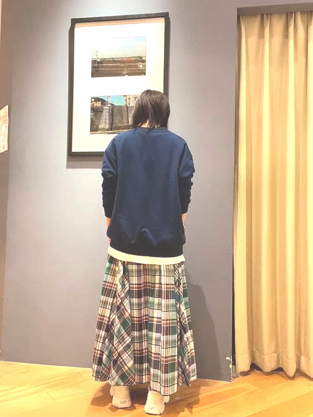 ブルー系のスウェット、ホワイト系のTシャツ/カットソー、その他のスカートを着用したレディースの冬コーディネートの4枚目の写真