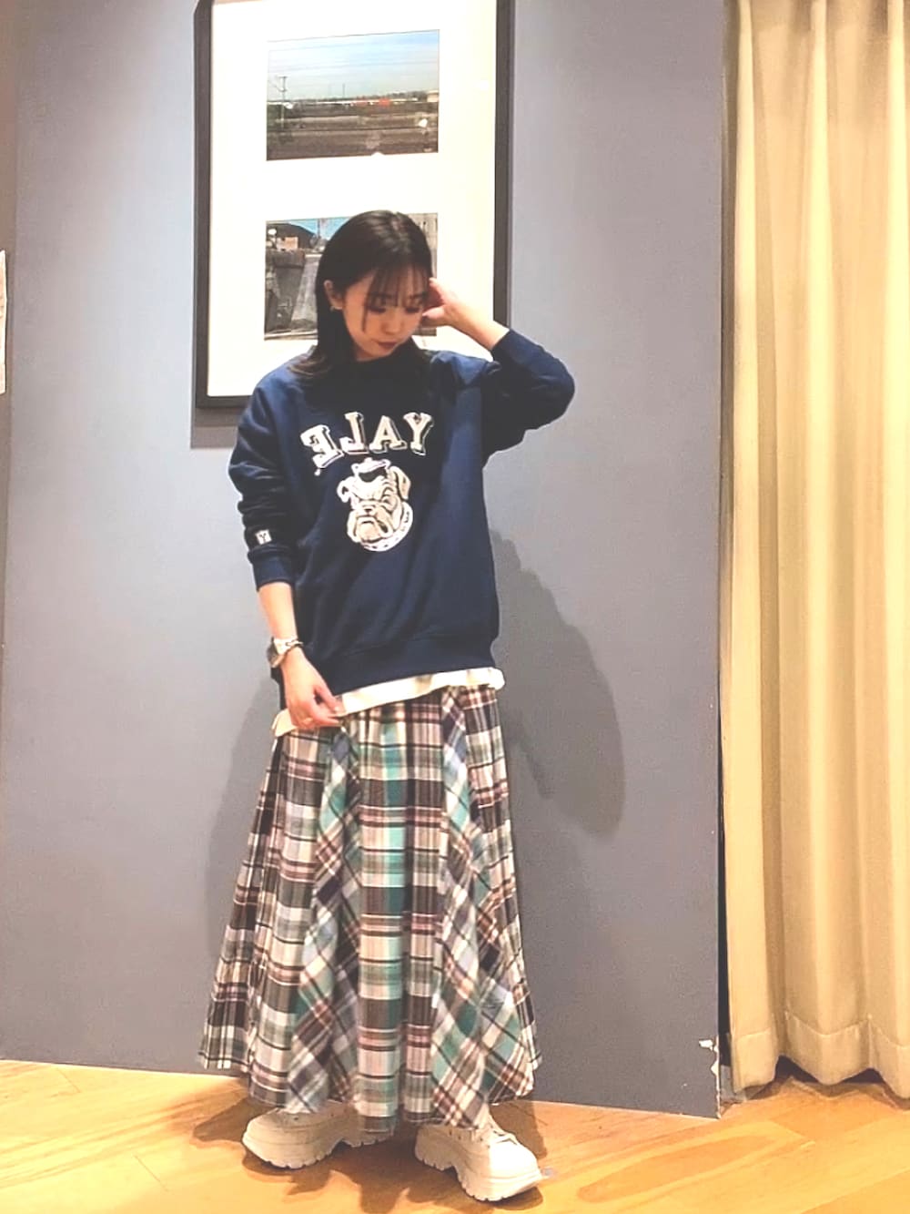 ブルー系のスウェット、ホワイト系のTシャツ/カットソー、その他のスカートを着用したレディースの冬コーディネートの3枚目の写真