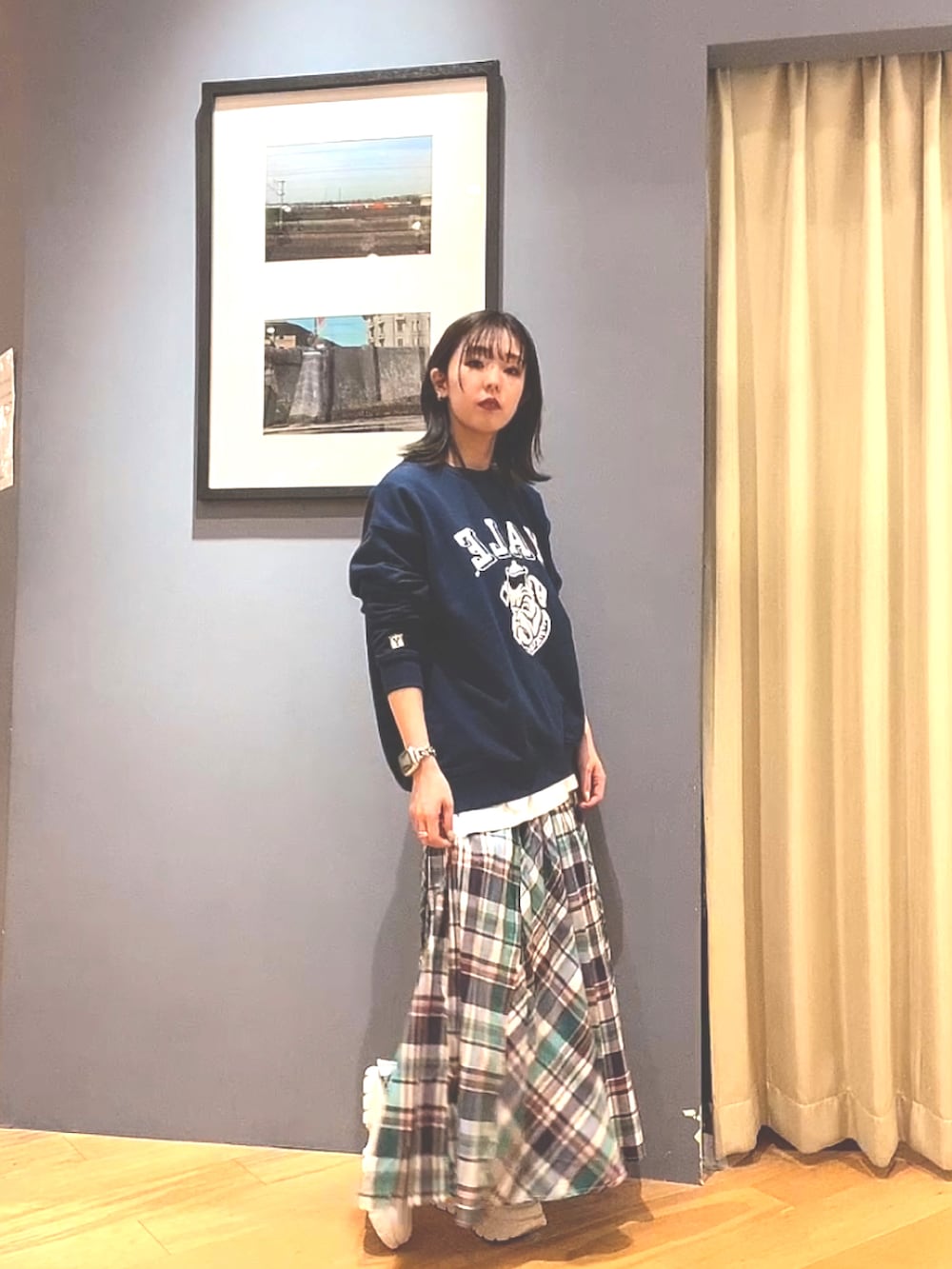 ブルー系のスウェット、ホワイト系のTシャツ/カットソー、その他のスカートを着用したレディースの冬コーディネートの2枚目の写真