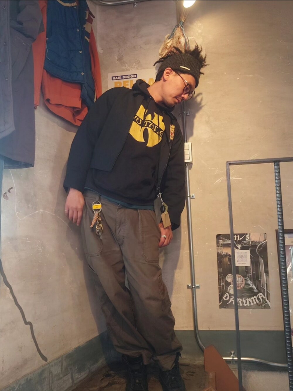 「春のおしゃ見えテクニック、メンズコーデ、今日のコーデ、シンプルスタイル、大人カジュアル、春服、カーゴパンツ、はるコーデ、ブルゾン、古着、古着MIX、古着コーデ、古着好きな人と繋がりたい、古着屋、レイヤードスタイル」｜「古着のアイテム（ブルゾン、ブラック系）」を使った、tatatataさん（メンズ・182cm）の春コーディネートの5枚目の写真