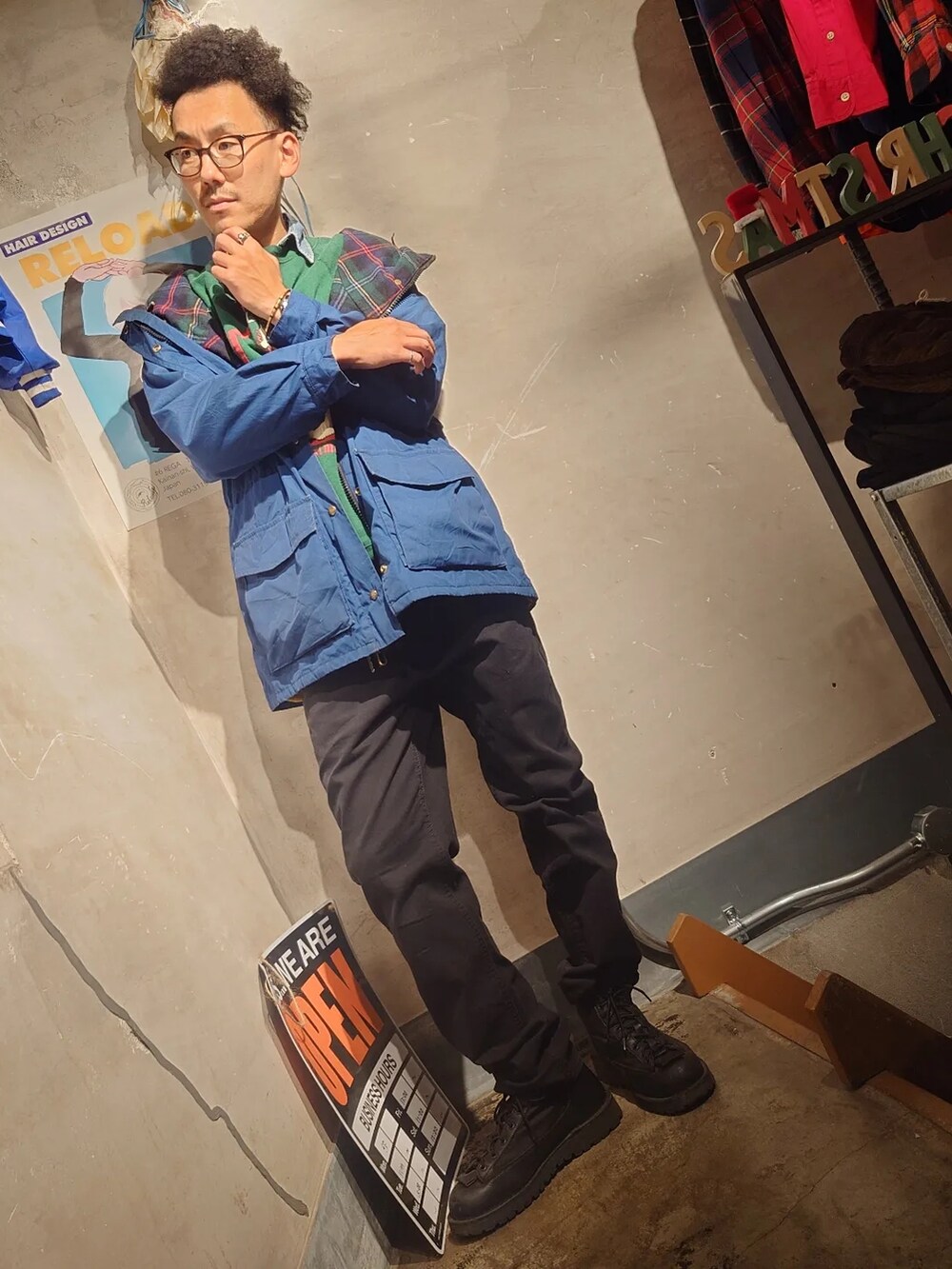 「今日のコーデ、冬アウター、大人コーデ、デニムパンツ、ブラック、休日スタイル、スウェット、冬コーデ、ハンティングジャケット、クリスマスに着たい服、シンプルコーデ、古着、古着MIX、古着コーデ、古着好きな人と繋がりたい」｜「Levi'sのアイテム（デニムパンツ、ブラック系）」を使った、tatatataさん（メンズ・182cm）の冬コーディネートの5枚目の写真