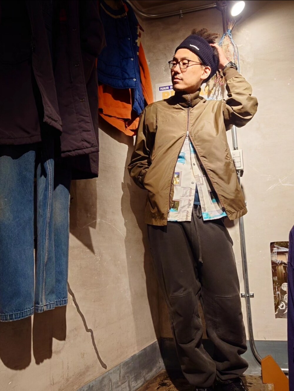 ブラウン系のナイロンジャケットを着用したメンズの春コーディネートの2枚目の写真