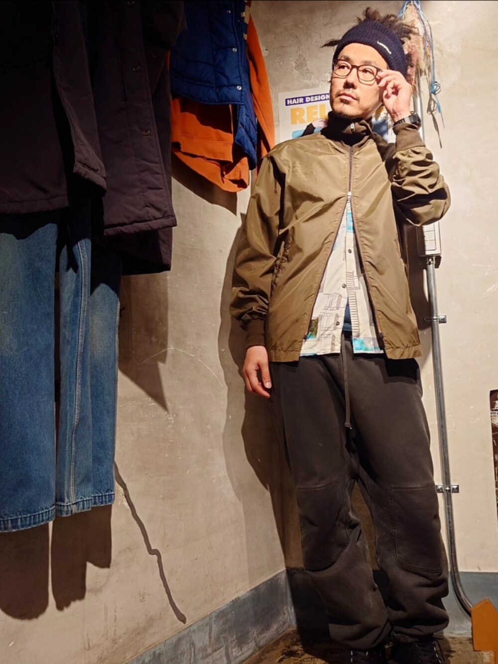 ブラウン系のナイロンジャケットを着用したメンズの春コーディネートの5枚目の写真