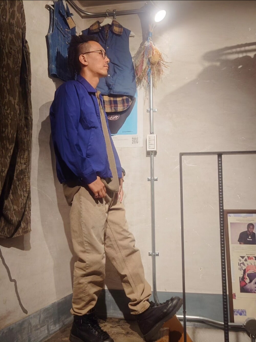 「秋コーデ、カジュアルコーデ、ワイドパンツ、メガネ男子、秋服、30代コーデ、秋服準備はじめました、メンズコーデ、メンズファッション、古着、古着MIX、古着コーデ、古着好きな人と繋がりたい、古着屋、カラーデニム」｜「Levi'sのアイテム（デニムパンツ、ベージュ系）」を使った、tatatataさん（メンズ・182cm）の秋コーディネートの3枚目の写真