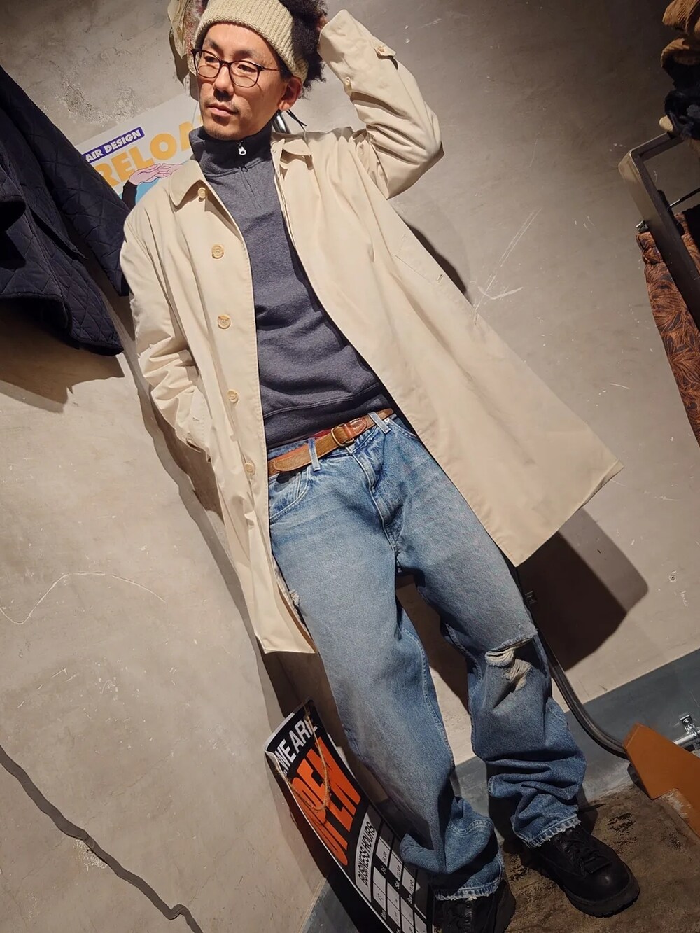 「秋服コーデ、シンプルコーデ、メンズコーデ、冬コーデ、メンズファッション、カジュアルコーデ、トレンチコート、大人カジュアル、コート、オトナカジュアル、秋服、秋冬、ブラウン、古着、古着MIX」｜「BURBERRYのアイテム（トレンチコート、ベージュ系）」を使った、tatatataさん（メンズ・182cm）の秋コーディネートの2枚目の写真