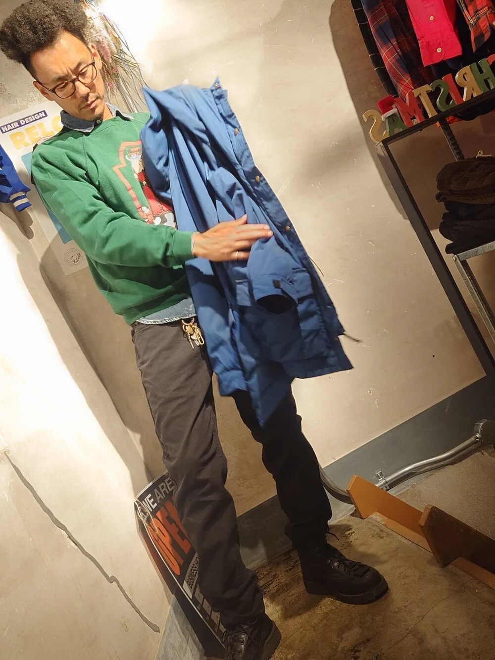「今日のコーデ、冬アウター、大人コーデ、デニムパンツ、ブラック、休日スタイル、スウェット、冬コーデ、ハンティングジャケット、クリスマスに着たい服、シンプルコーデ、古着、古着MIX、古着コーデ、古着好きな人と繋がりたい」｜「Levi'sのアイテム（デニムパンツ、ブラック系）」を使った、tatatataさん（メンズ・182cm）の冬コーディネートの2枚目の写真