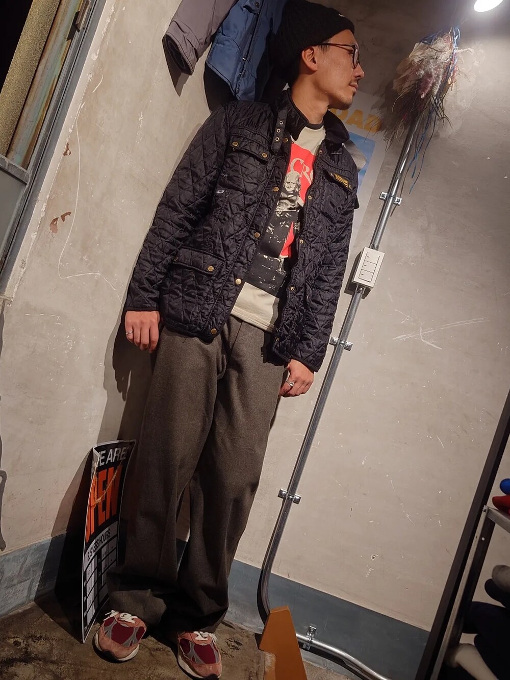 ブラック系のブルゾン、ベージュ系のTシャツ/カットソー、レッド系のスニーカーを着用したメンズの冬コーディネートの3枚目の写真