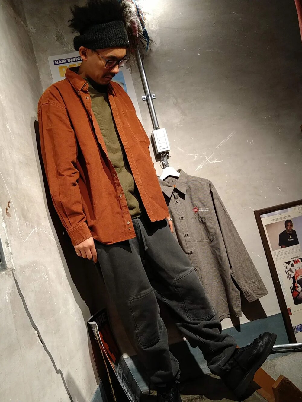 「メンズコーデ、シンプルスタイル、春コーデ、カジュアルコーデ、春、メンズファッション、古着好きな人と繋がりたい、シャツスタイル、シャツ、ブラウン、ゆったりコーデ、スウェット、スウェットパンツ、モックネック、古着MIX」｜「kinema.のアイテム（スウェットパンツ、グレー系）」を使った、tatatataさん（メンズ・182cm）の冬コーディネートの4枚目の写真