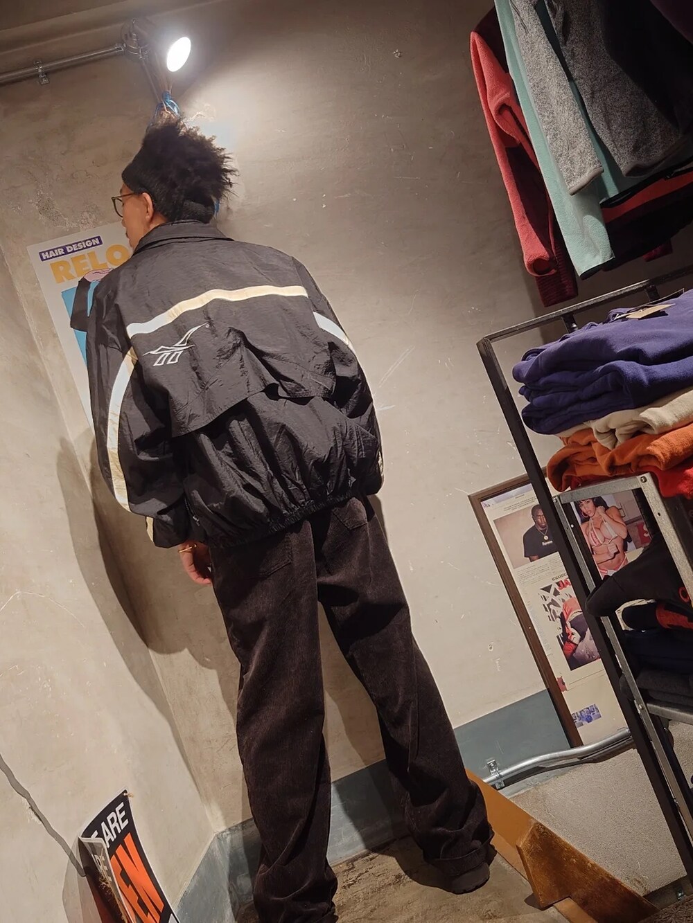 「休日コーデ、大人カジュアル、メンズコーデ、オーバーサイズ、メンズファッション、私の推しブランド、キルティングジャケット、ゆるコーデ、カジュアル、服好きな人と繋がりたい、秋冬コーデ、オトナカジュアル、黒、黒コーデ、コーデュロイ」｜「NAUTICAのアイテム（その他パンツ、グリーン系）」を使った、tatatataさん（メンズ・182cm）の冬コーディネートの5枚目の写真