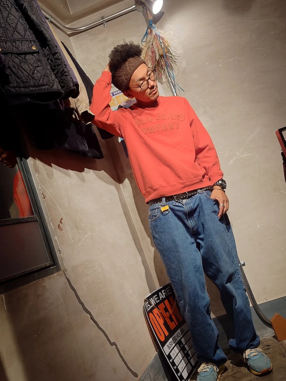 「休日コーデ、大人カジュアル、メンズファッション、ラフ、カジュアル、スニーカー、おしゃれさんと繋がりたい、NIKE、秋服コーデ、ファッションの力を信じよう、秋冬コーデ、アメカジ、アメカジコーデ、AIR MAX、古着MIX」｜「Levi'sのアイテム（デニムパンツ、ブルー系）」を使った、tatatataさん（メンズ・182cm）の秋コーディネートの3枚目の写真