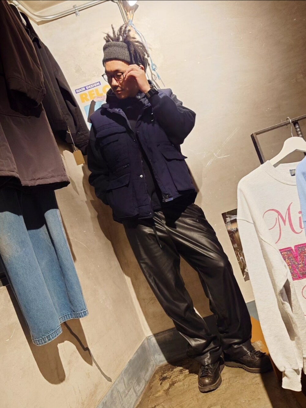 「大人コーデ、シンプル、ビッグシルエット、シンプルスタイル、メンズコーデ、秋冬コーデ、今日のコーデ、ワントーンコーデ、ダウンベスト、パーカー、古着、古着MIX、古着コーデ、古着好きな人と繋がりたい、古着屋」｜「古着のアイテム（ダウンベスト、ブルー系）」を使った、tatatataさん（メンズ・182cm）の冬コーディネートの3枚目の写真