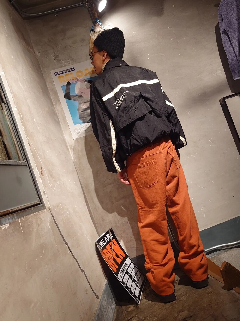 「メンズファッション、冬コーデ、カジュアル、今日のコーデ、大人カジュアル、ブラック、いいね、save、フォローお願いします🤑、おしゃれさんと繋がりたい、キレイめ、ストリートコーデ、スウェット、ゆるコーデ、古着好きな人と繋がりたい、古着MIX、ナイロンジャケット」｜「urban instinctのアイテム（スウェットパンツ、オレンジ系）」を使った、tatatataさん（メンズ・182cm）の冬コーディネートの4枚目の写真