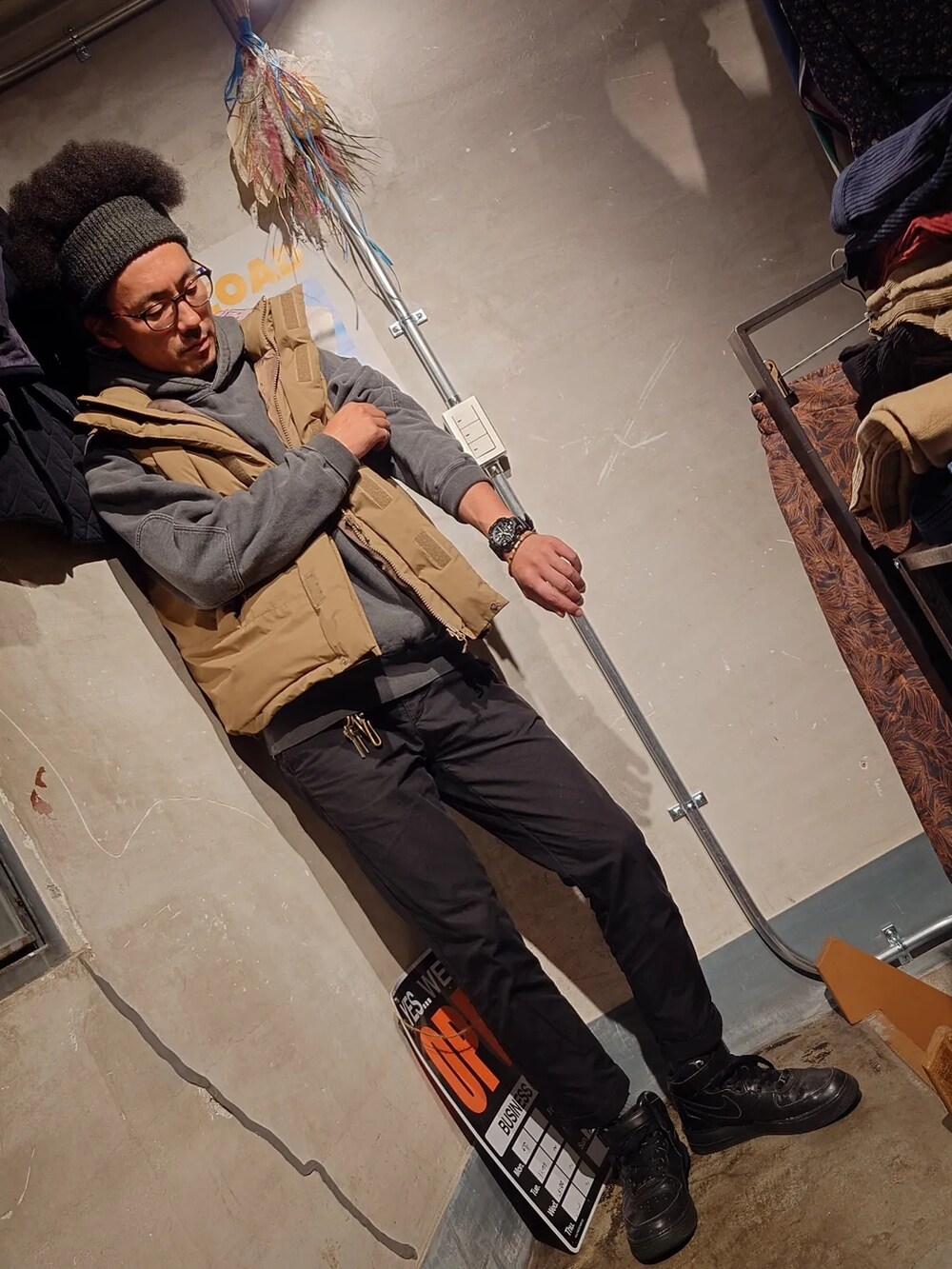 「秋のコーデ、お洒落さんとつながりたい、秋服、大人カジュアル、カジュアル、今日のコーデ、NIKE、オトナカジュアル、いいね、save、フォローお願いします🤑、ダウンベスト、レイヤードスタイル、クロップドパンツ、エアフォースワン、古着MIX、古着好きな人と繋がりたい」｜「NIKEのアイテム（スニーカー、ブラック系）」を使った、tatatataさん（メンズ・182cm）の秋コーディネートの4枚目の写真