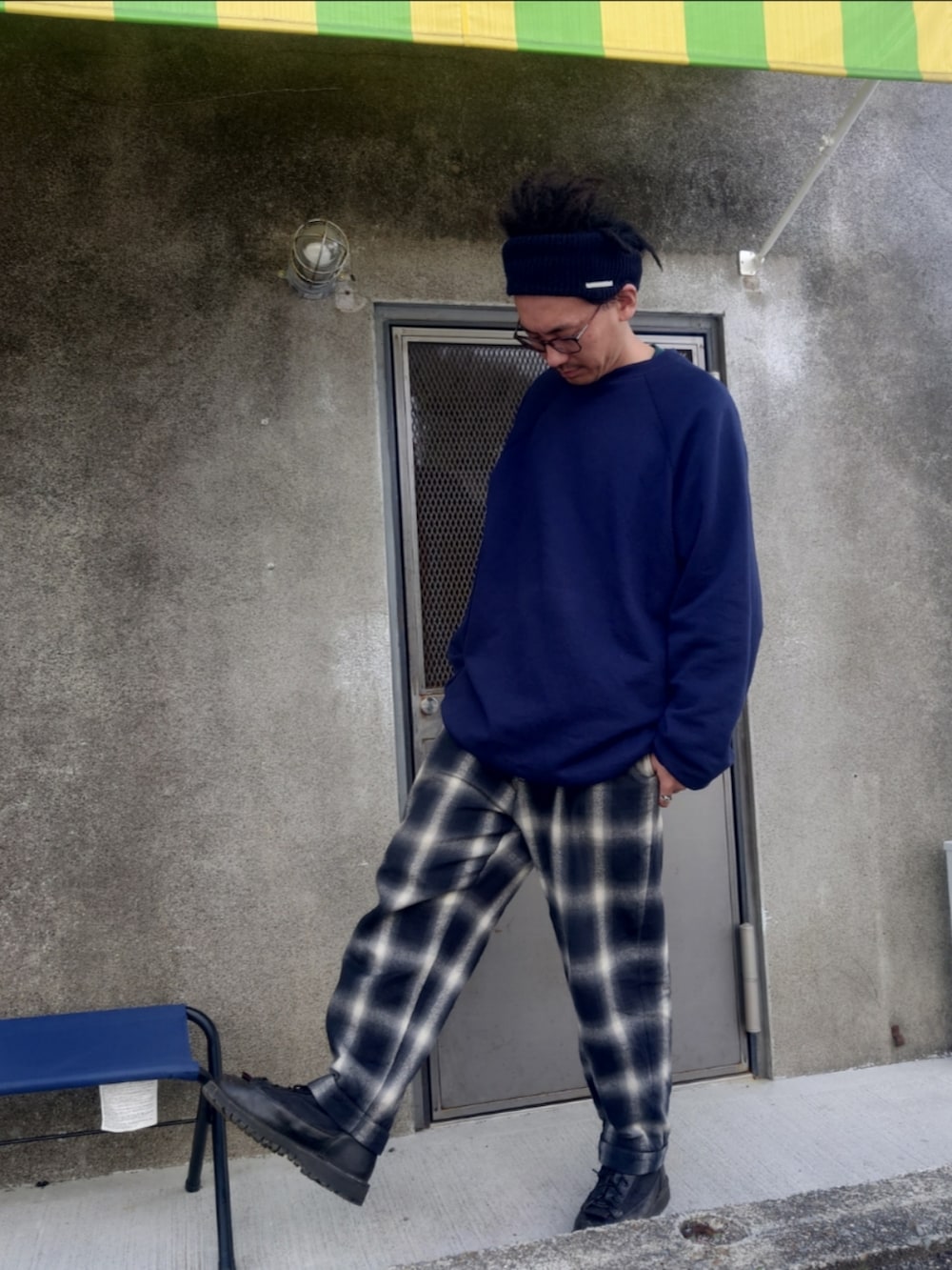 ブルー系のスウェットを着用したメンズの春コーディネートの4枚目の写真