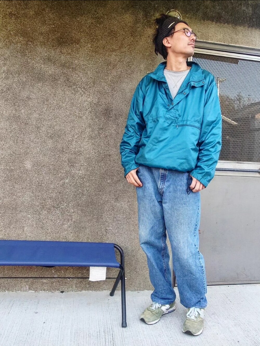 「オトナカジュアル、お出かけコーデ、おしゃれさんと繋がりたい、カジュアルコーデ、春アウター、休日コーデ、ワイドパンツ、春コーデ、ナイロンジャケット、ストリートコーデ、パステルカラー、大人カジュアル、スニーカー、古着、古着MIX」｜「Levi'sのアイテム（デニムパンツ、ブルー系）」を使った、tatatataさん（メンズ・182cm）の春コーディネートの2枚目の写真