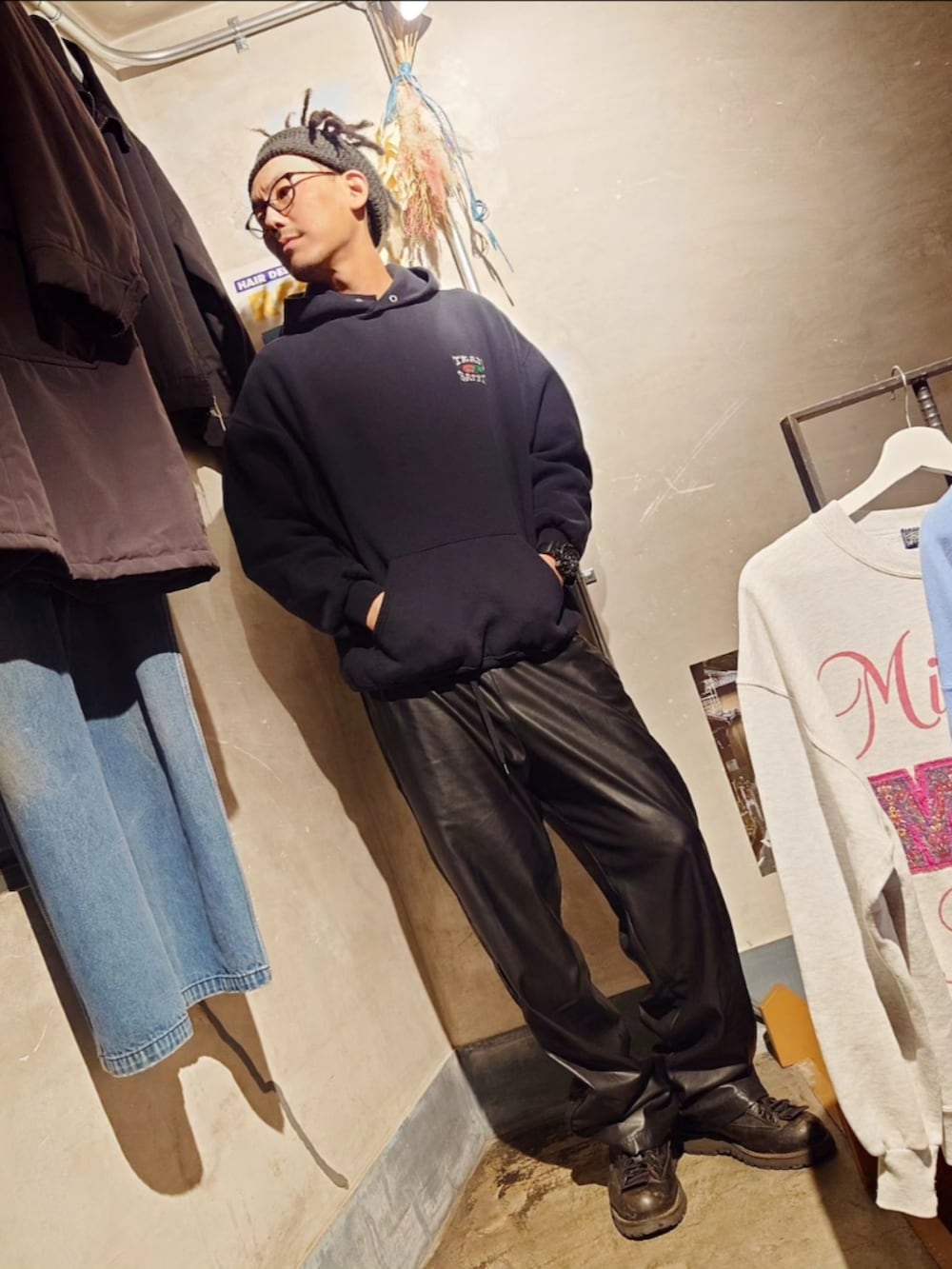 「大人コーデ、シンプル、ビッグシルエット、シンプルスタイル、メンズコーデ、秋冬コーデ、今日のコーデ、ワントーンコーデ、ダウンベスト、パーカー、古着、古着MIX、古着コーデ、古着好きな人と繋がりたい、古着屋」｜「古着のアイテム（ダウンベスト、ブルー系）」を使った、tatatataさん（メンズ・182cm）の冬コーディネートの5枚目の写真