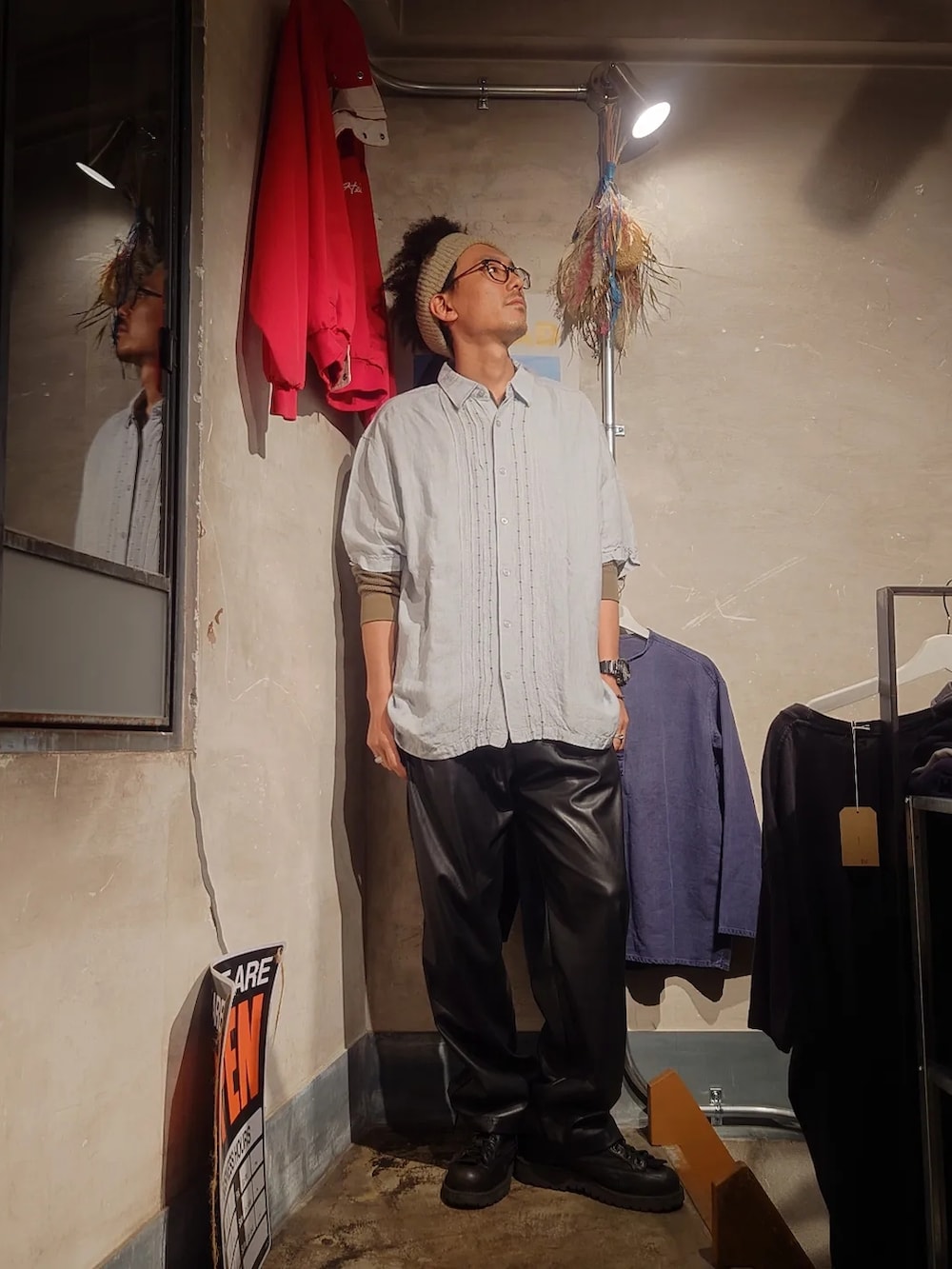 「いまどきジャケット写真、春、カジュアルコーデ、シンプル、春コーデ、はるコーデ、春服みてみて、お洒落さんとつながりたい、メガネ男子、シャツスタイル、好きな服を好きなように着る🐷💕、キューバシャツ、レイヤードスタイル、古着MIX、古着」｜「kinema.のアイテム（その他パンツ、ブラック系）」を使った、tatatataさん（メンズ・182cm）の春コーディネートの2枚目の写真