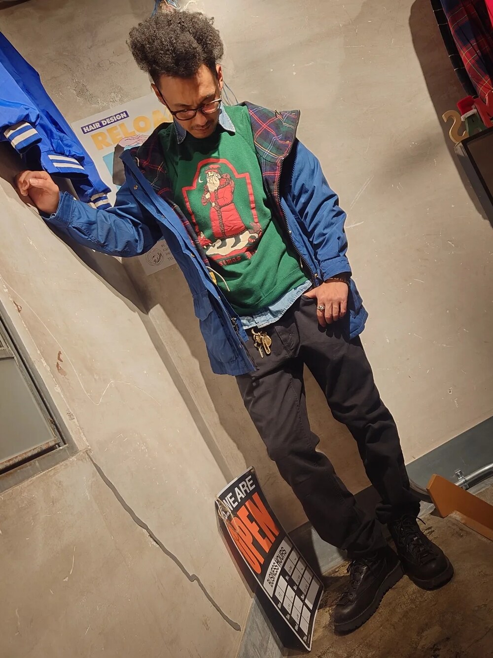 「今日のコーデ、冬アウター、大人コーデ、デニムパンツ、ブラック、休日スタイル、スウェット、冬コーデ、ハンティングジャケット、クリスマスに着たい服、シンプルコーデ、古着、古着MIX、古着コーデ、古着好きな人と繋がりたい」｜「Levi'sのアイテム（デニムパンツ、ブラック系）」を使った、tatatataさん（メンズ・182cm）の冬コーディネートの3枚目の写真