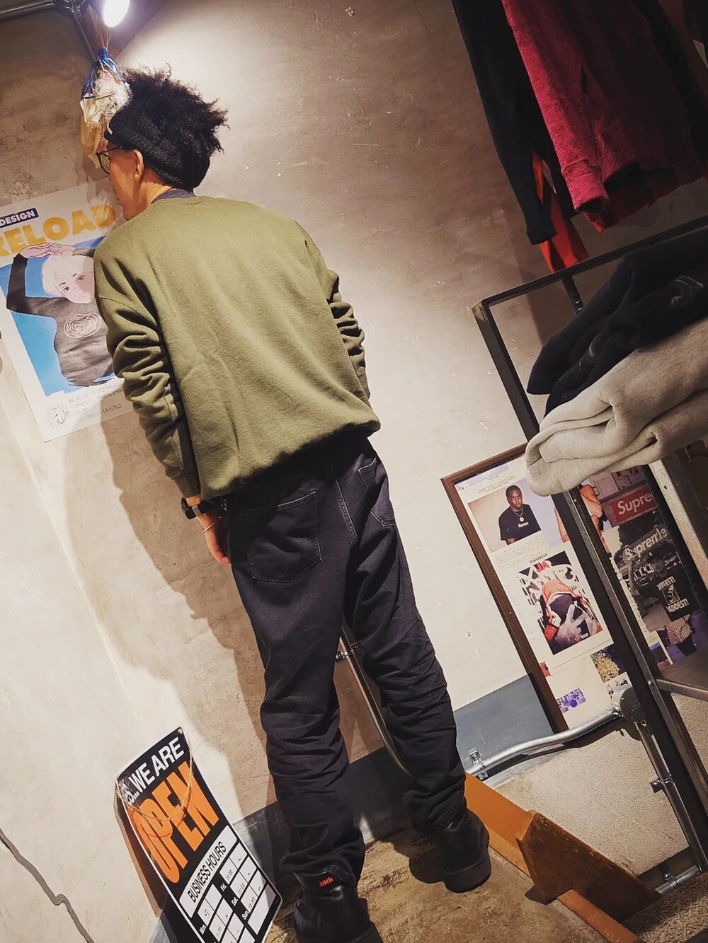 「私の推しブランド、メンズファッション、秋冬コーデ、カジュアルコーデ、デニム、デニムパンツ、ブラックデニム、アニマル、カーキ、ダナー、古着、古着MIX、古着コーデ、古着好きな人と繋がりたい、古着屋」｜「Leeのアイテム（スウェット、グリーン系）」を使った、tatatataさん（メンズ・182cm）の冬コーディネートの4枚目の写真