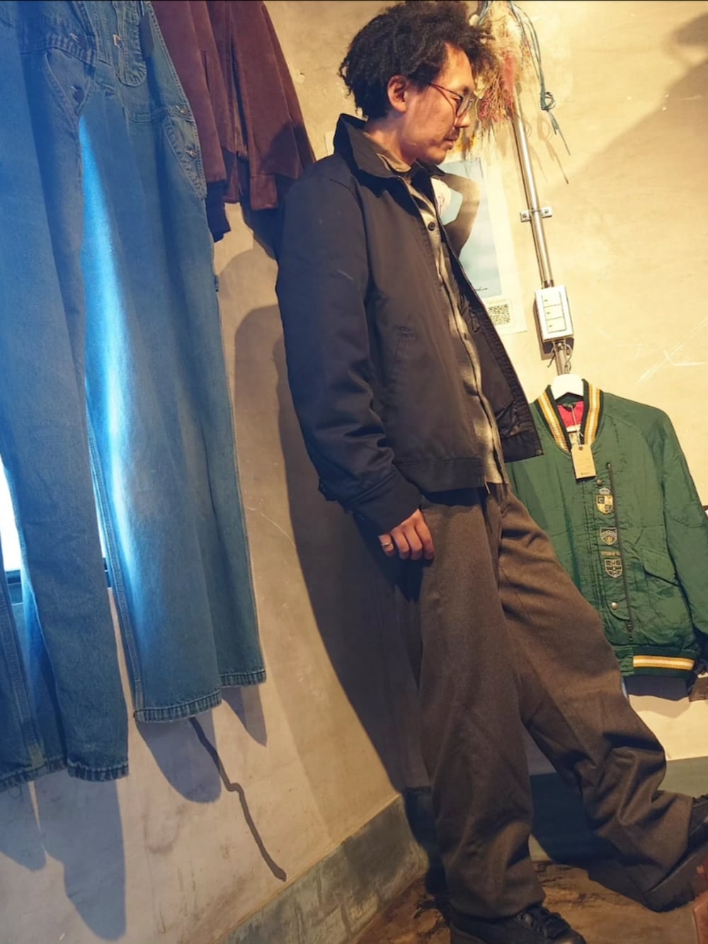 「ファッションを楽しもう、秋冬コーデ、大人カジュアル、おしゃれさんと繋がりたい、古着MIX、いいね、save、フォローお願いします🤑、冬アウター、冬コーデ、古着、今日のコーデ、秋コーデ、古着コーデ、古着屋、古着好きな人と繋がりたい」｜「古着のアイテム（その他パンツ、ブラウン系）」を使った、tatatataさん（メンズ・182cm）の秋コーディネートの3枚目の写真