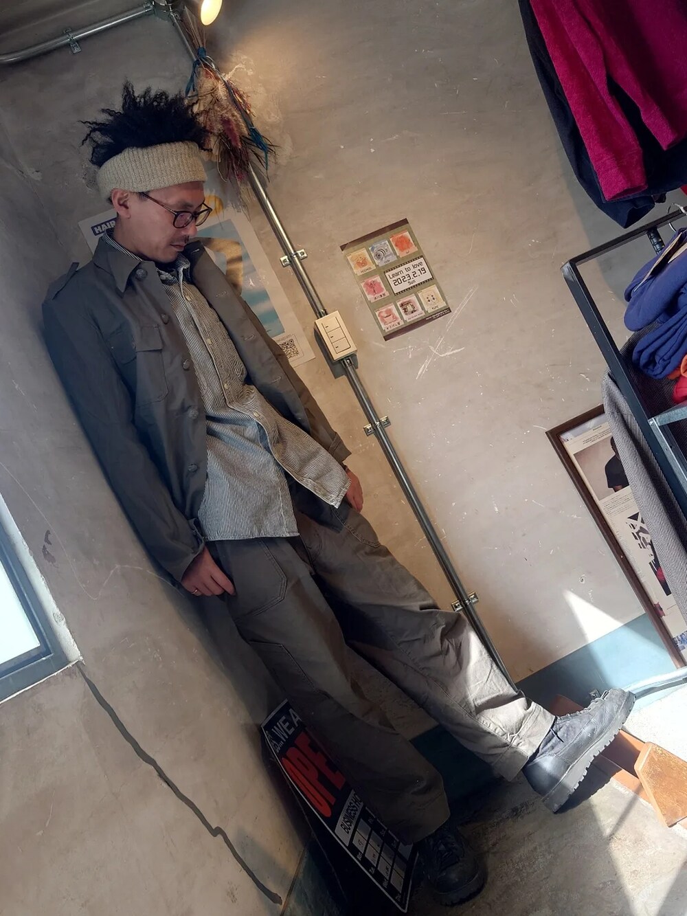「オトナカジュアル、メンズコーデ、きれいめカジュアル、春コーデ、ワイドパンツ、カーゴパンツ、メガネ男子、カーキ、ペインターパンツ、ストライプ、ストライプシャツ、古着、古着MIX、古着コーデ、古着好きな人と繋がりたい」｜「古着のアイテム（シャツ/ブラウス、ホワイト系）」を使った、tatatataさん（メンズ・182cm）の冬コーディネートの5枚目の写真