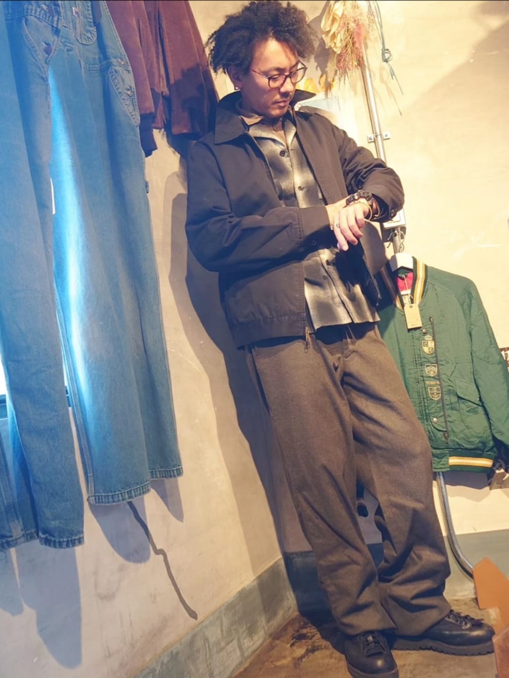 「ファッションを楽しもう、秋冬コーデ、大人カジュアル、おしゃれさんと繋がりたい、古着MIX、いいね、save、フォローお願いします🤑、冬アウター、冬コーデ、古着、今日のコーデ、秋コーデ、古着コーデ、古着屋、古着好きな人と繋がりたい」｜「古着のアイテム（その他パンツ、ブラウン系）」を使った、tatatataさん（メンズ・182cm）の秋コーディネートの4枚目の写真