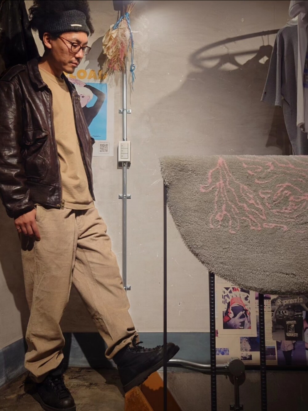 「重ね着ベストシーズン、秋服、秋のコーデ、メンズコーデ、秋冬コーデ、シンプルスタイル、カジュアル、秋服まるっと大公開、コーデュロイ、お洒落さんと繋がりたい、古着MIX、ブルゾン、レザージャケット、SCHOTT、フライトジャケット」｜「古着のアイテム（その他パンツ、ベージュ系）」を使った、tatatataさん（メンズ・182cm）の秋コーディネートの2枚目の写真