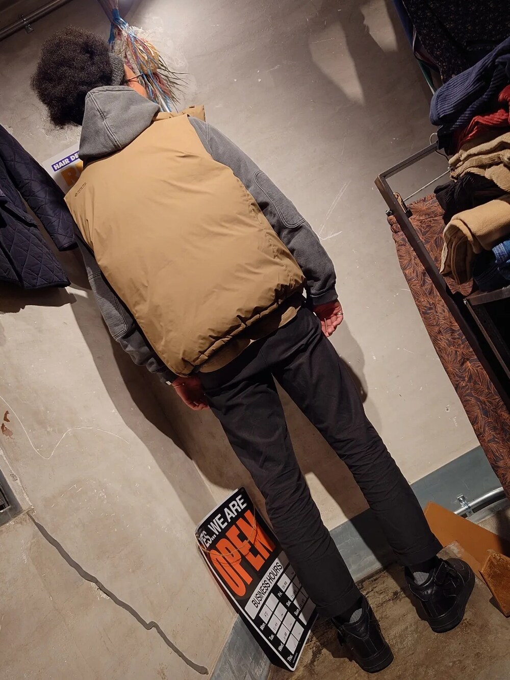 「秋のコーデ、お洒落さんとつながりたい、秋服、大人カジュアル、カジュアル、今日のコーデ、NIKE、オトナカジュアル、いいね、save、フォローお願いします🤑、ダウンベスト、レイヤードスタイル、クロップドパンツ、エアフォースワン、古着MIX、古着好きな人と繋がりたい」｜「NIKEのアイテム（スニーカー、ブラック系）」を使った、tatatataさん（メンズ・182cm）の秋コーディネートの5枚目の写真