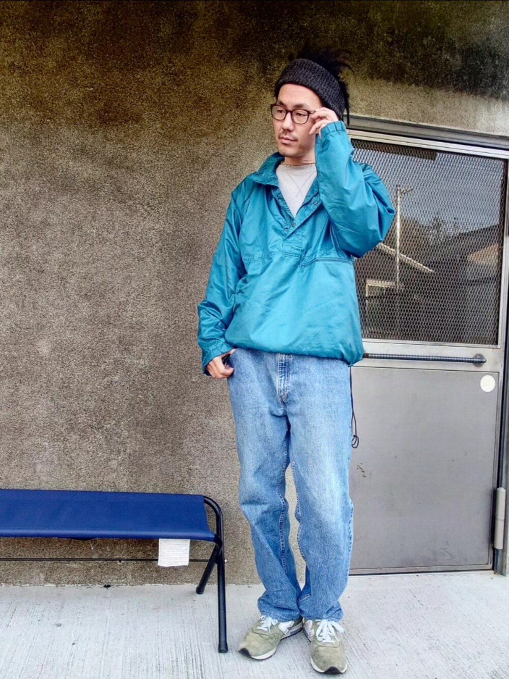 「オトナカジュアル、お出かけコーデ、おしゃれさんと繋がりたい、カジュアルコーデ、春アウター、休日コーデ、ワイドパンツ、春コーデ、ナイロンジャケット、ストリートコーデ、パステルカラー、大人カジュアル、スニーカー、古着、古着MIX」｜「Levi'sのアイテム（デニムパンツ、ブルー系）」を使った、tatatataさん（メンズ・182cm）の春コーディネートの4枚目の写真