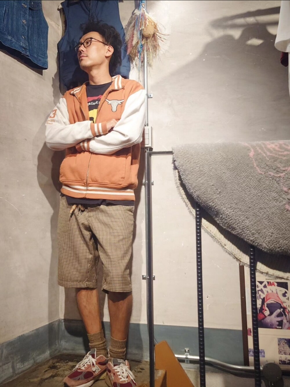 「秋服まるっと大公開、オーバーサイズ、今日のコーデ、カジュアルコーデ、秋、秋服コーデ、ハーフパンツ、スタジャン、秋カラー、古着、古着MIX、古着コーデ、古着好きな人と繋がりたい、古着屋、スニーカー」｜「古着のアイテム（スタジャン、オレンジ系）」を使った、tatatataさん（メンズ・182cm）の秋コーディネートの4枚目の写真