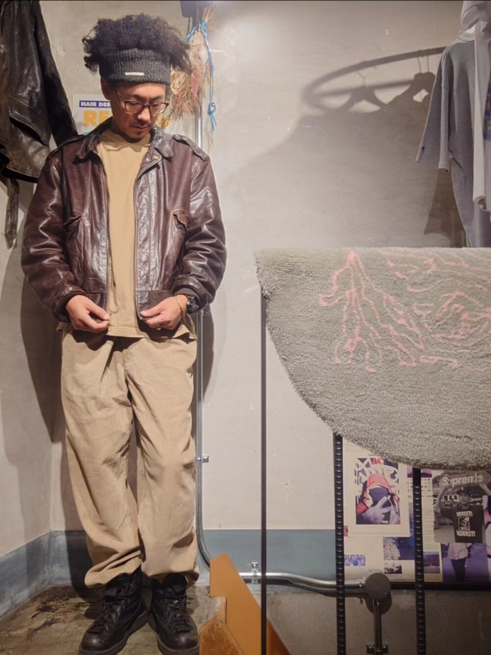 「重ね着ベストシーズン、秋服、秋のコーデ、メンズコーデ、秋冬コーデ、シンプルスタイル、カジュアル、秋服まるっと大公開、コーデュロイ、お洒落さんと繋がりたい、古着MIX、ブルゾン、レザージャケット、SCHOTT、フライトジャケット」｜「古着のアイテム（その他パンツ、ベージュ系）」を使った、tatatataさん（メンズ・182cm）の秋コーディネートの4枚目の写真