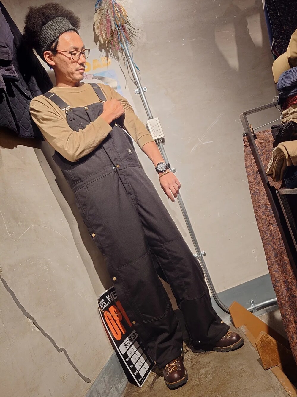 「秋服、カジュアル、今日のコーデ、オトナカジュアル、秋のコーデ、おしゃれさんと繋がりたい、古着、秋、オーバーオール、カーハート、古着MIX、古着コーデ、古着好きな人と繋がりたい、古着ミックス、古着男子」｜「Carharttのアイテム（サロペット/オーバーオール、ブラック系）」を使った、tatatataさん（メンズ・182cm）の秋コーディネートの5枚目の写真