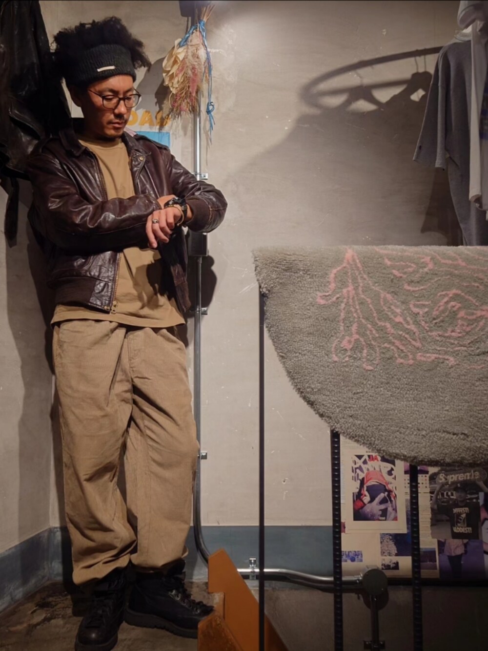 「重ね着ベストシーズン、秋服、秋のコーデ、メンズコーデ、秋冬コーデ、シンプルスタイル、カジュアル、秋服まるっと大公開、コーデュロイ、お洒落さんと繋がりたい、古着MIX、ブルゾン、レザージャケット、SCHOTT、フライトジャケット」｜「古着のアイテム（その他パンツ、ベージュ系）」を使った、tatatataさん（メンズ・182cm）の秋コーディネートの3枚目の写真