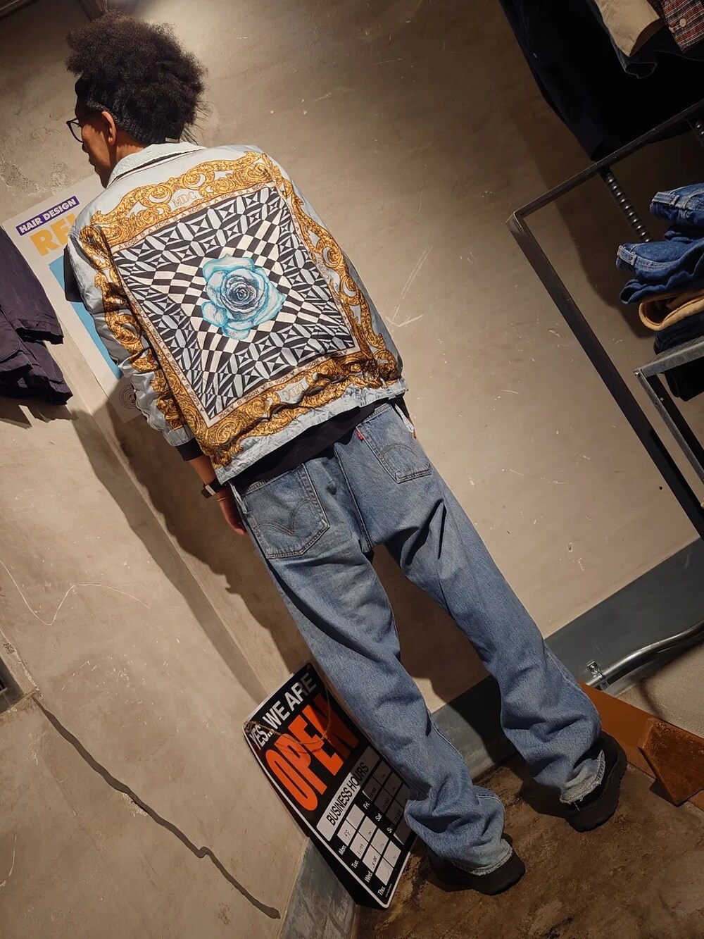 ブルー系のデニムパンツ、ブラック系のブーツ、ブルー系のナイロンジャケットを着用したメンズの秋コーディネートの5枚目の写真