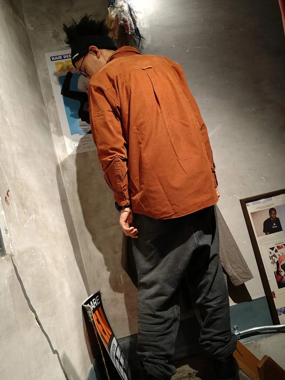 「メンズコーデ、シンプルスタイル、春コーデ、カジュアルコーデ、春、メンズファッション、古着好きな人と繋がりたい、シャツスタイル、シャツ、ブラウン、ゆったりコーデ、スウェット、スウェットパンツ、モックネック、古着MIX」｜「kinema.のアイテム（スウェットパンツ、グレー系）」を使った、tatatataさん（メンズ・182cm）の冬コーディネートの5枚目の写真