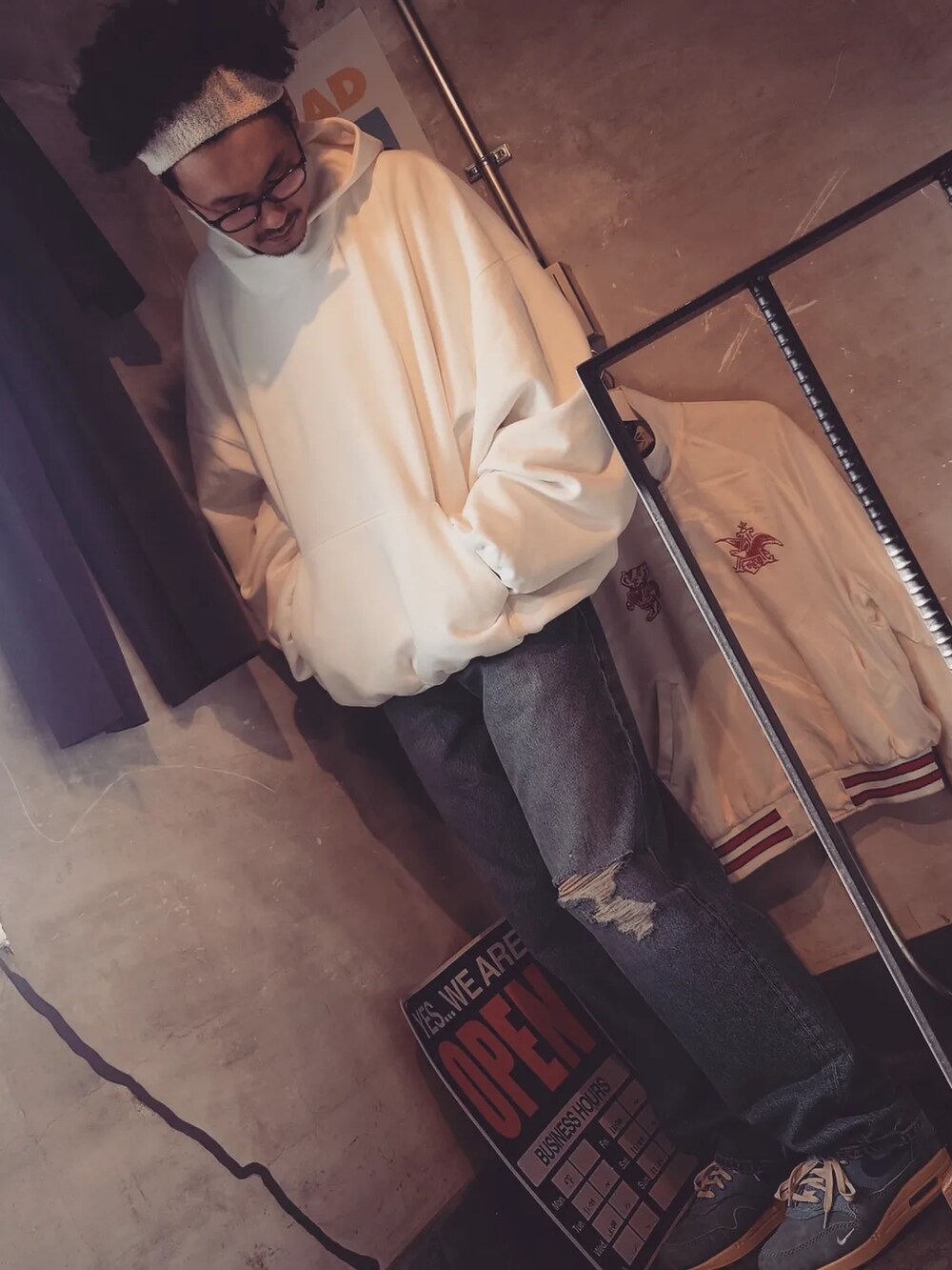 「秋ルック紹介するよ、オーバーサイズ、カジュアル、おしゃれさんと繋がりたい、ゆるコーデ、シンプルコーデ、ワイドパンツ、お洒落さんとつながりたい、メンズファッション、秋冬コーデ、yeezy、白パーカー、ダメージデニムパンツ、スニーカーコーデ、秋服準備はじめました」｜「YEEZY GAPのアイテム（スウェット、ホワイト系）」を使った、tatatataさん（メンズ・182cm）の秋コーディネートの5枚目の写真
